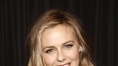 Alicia Silverstone, 46, Just Flashed Her Sculpted Body in a Nude。